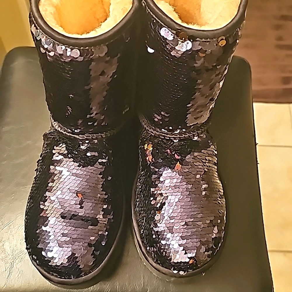 Ugg boots, size 5 Big kids